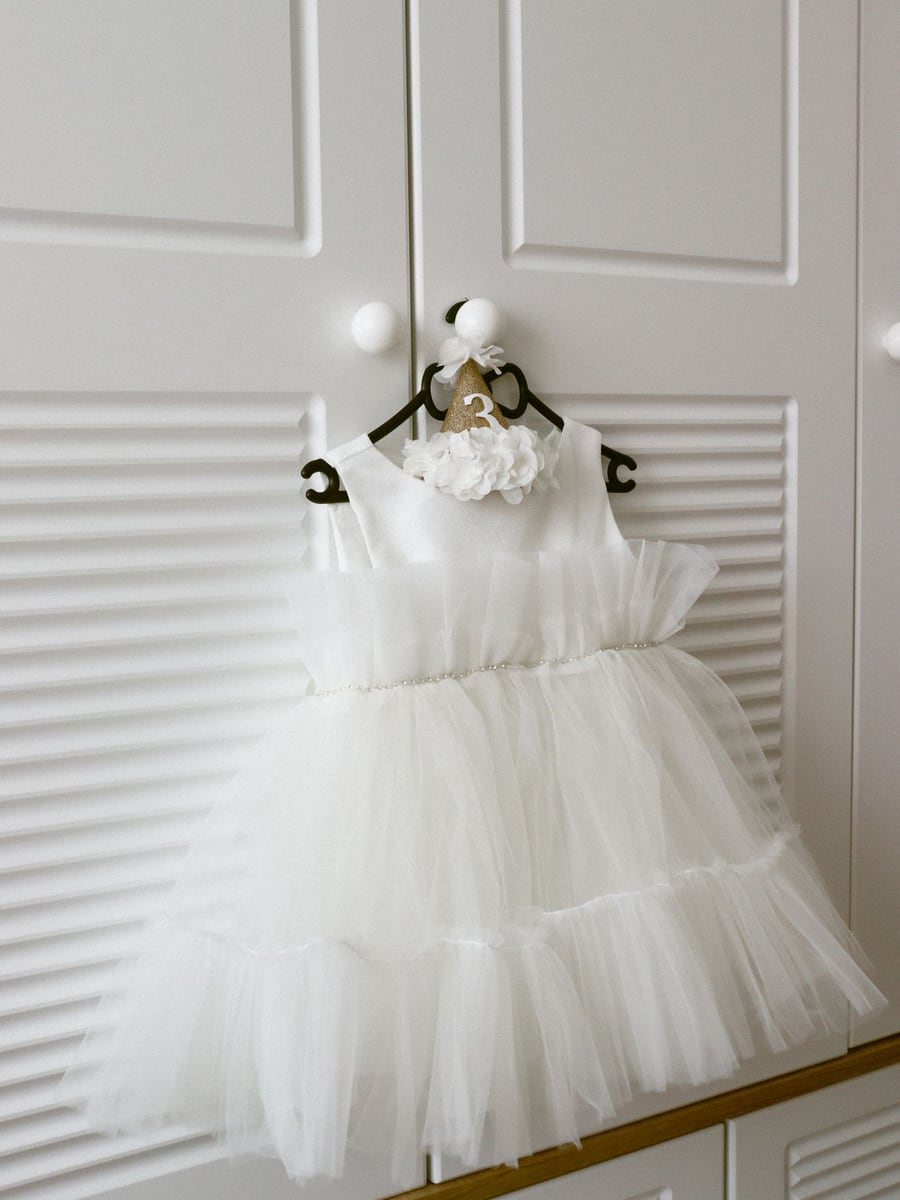 Vestido infantil branco bem conservado em um cabide